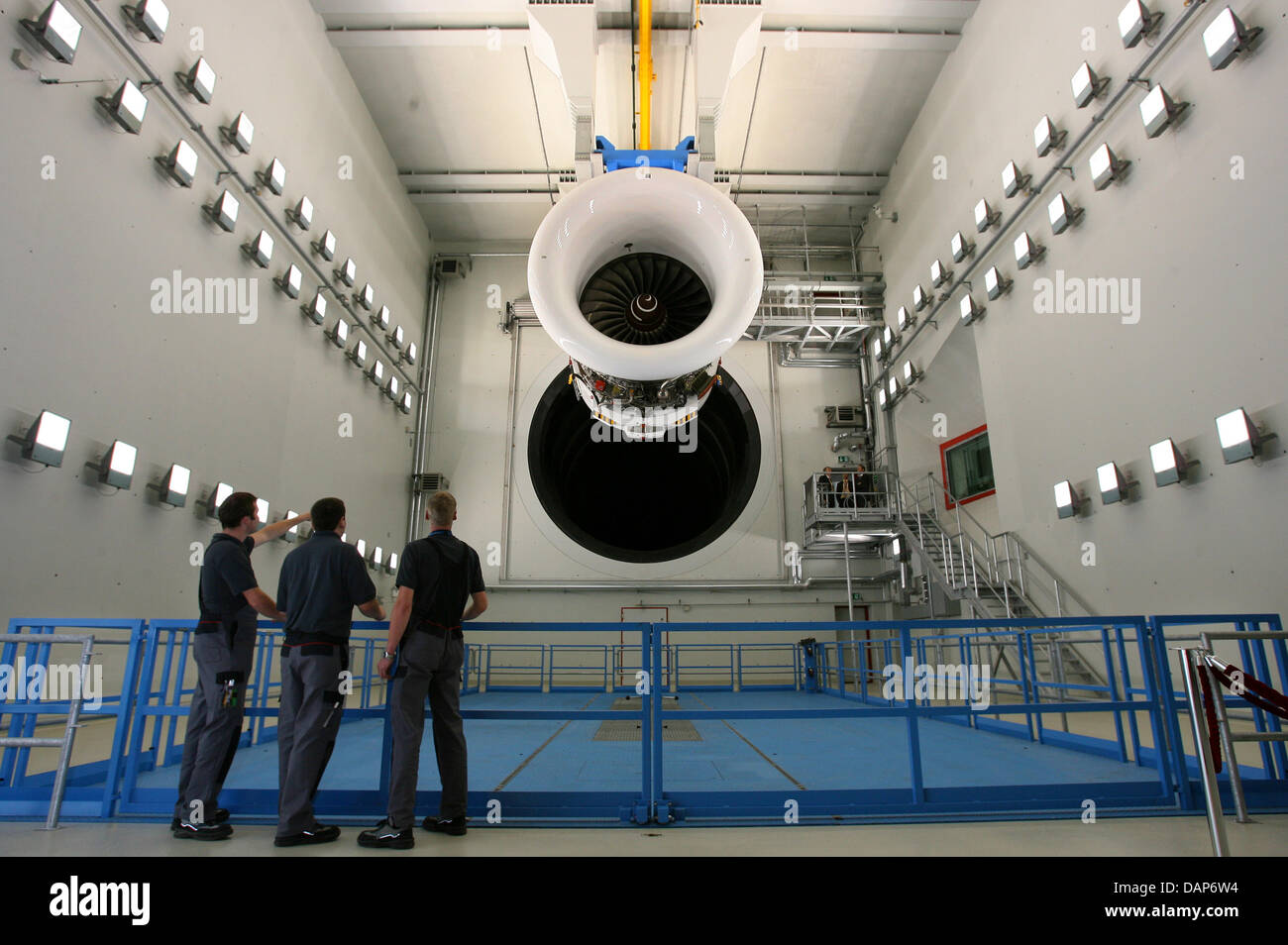 (Dpa) file - un file immagine datata 14 settembre 2007 di una Rolls-Royce motore Trent 500 per Airbus A340-600 velivoli in preparazione per un test a N3 la revisione del motore dei servizi del sito di prova a Arnstadt, Germania. Il 28 luglio 2011, British costruttore motore Rolls-Royce presenterà i suoi semi-annuale di bilancio. Foto: Martin Schutt Foto Stock