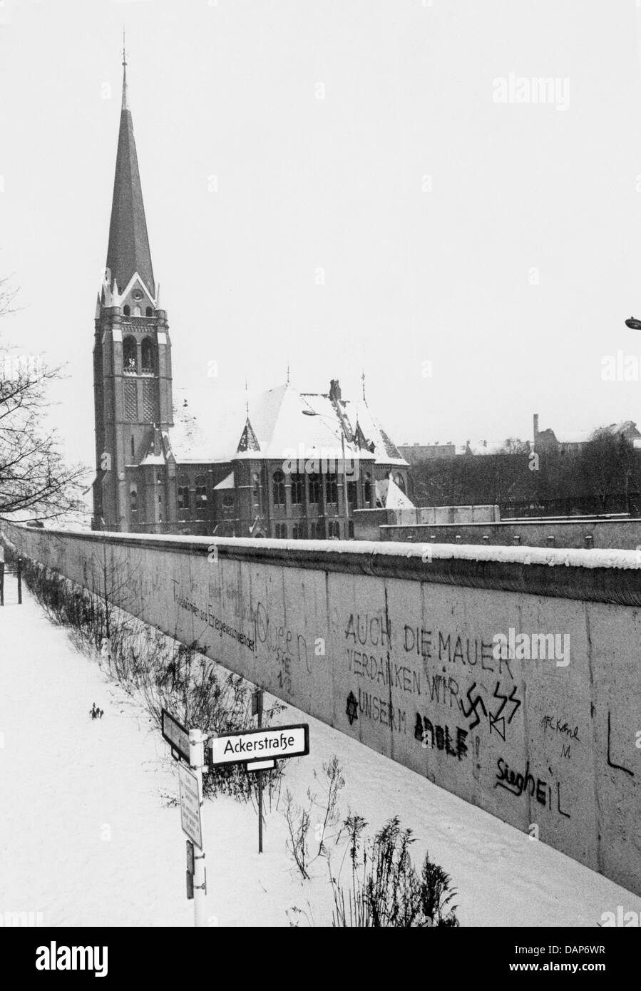 (Dpa) file - un file immagine datata 16 gennaio 1985 mostra la Versoehnungskirche dietro il muro di Berlino nella ex Berlino Est, RDT (Berlino, Germania). Funzionari della RDT ordinò la demolizione della chiesa per liberare la striscia della morte. Il 13 agosto 2011, il cinquantesimo anniversario della costruzione del muro di Berlino, la torre la croce sarà istituito presso la commemorazione paesaggio di Bernauer Stre Foto Stock (Dpa) file - un file immagine datata 16 gennaio 1985 mostra la Versoehnungskirche dietro il muro di Berlino nella ex Berlino Est, RDT (Berlino, Germania). Funzionari della RDT ordinò la demolizione della chiesa per liberare la striscia della morte. Il 13 agosto 2011, il cinquantesimo anniversario della costruzione del muro di Berlino, la torre la croce sarà istituito presso la commemorazione paesaggio di Bernauer Stre Foto Stock