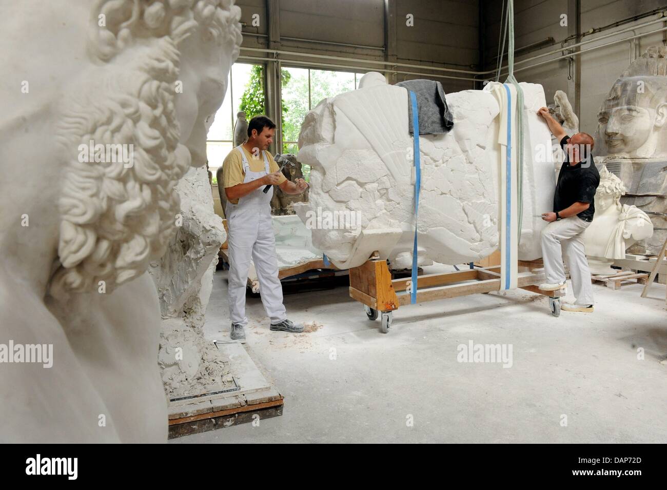 Gesso Artista Rainer Palau (L) e Sandro DiMichele lavorare su una copia  della sfinge da Hattusa nella replica workshop dei Musei Statali di  Berlino, Germania, 28 luglio 2011. Dopo il ritorno della