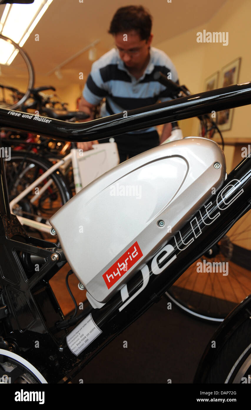 La batteria di una bicicletta elettrica si trova nel triangolo del telaio a Berlino, Germania, 28 luglio 2011. I tedeschi sono ad esempio utilizzando biciclette elettriche sul modo di lavorare più spesso. Le biciclette con ulteriori motori elettrici sono molto alla moda, ma non tutti i modelli non sono all'avanguardia della tecnologia, secondo Stiftung Warentest e ADAC. Foto: Rainer Jensen Foto Stock