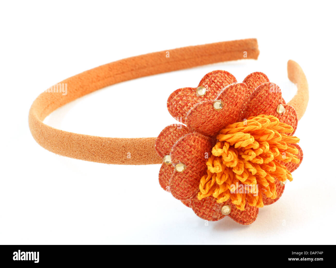 Orange fascia per capelli con un fiore di arancia realizzati a mano su sfondo bianco Foto Stock
