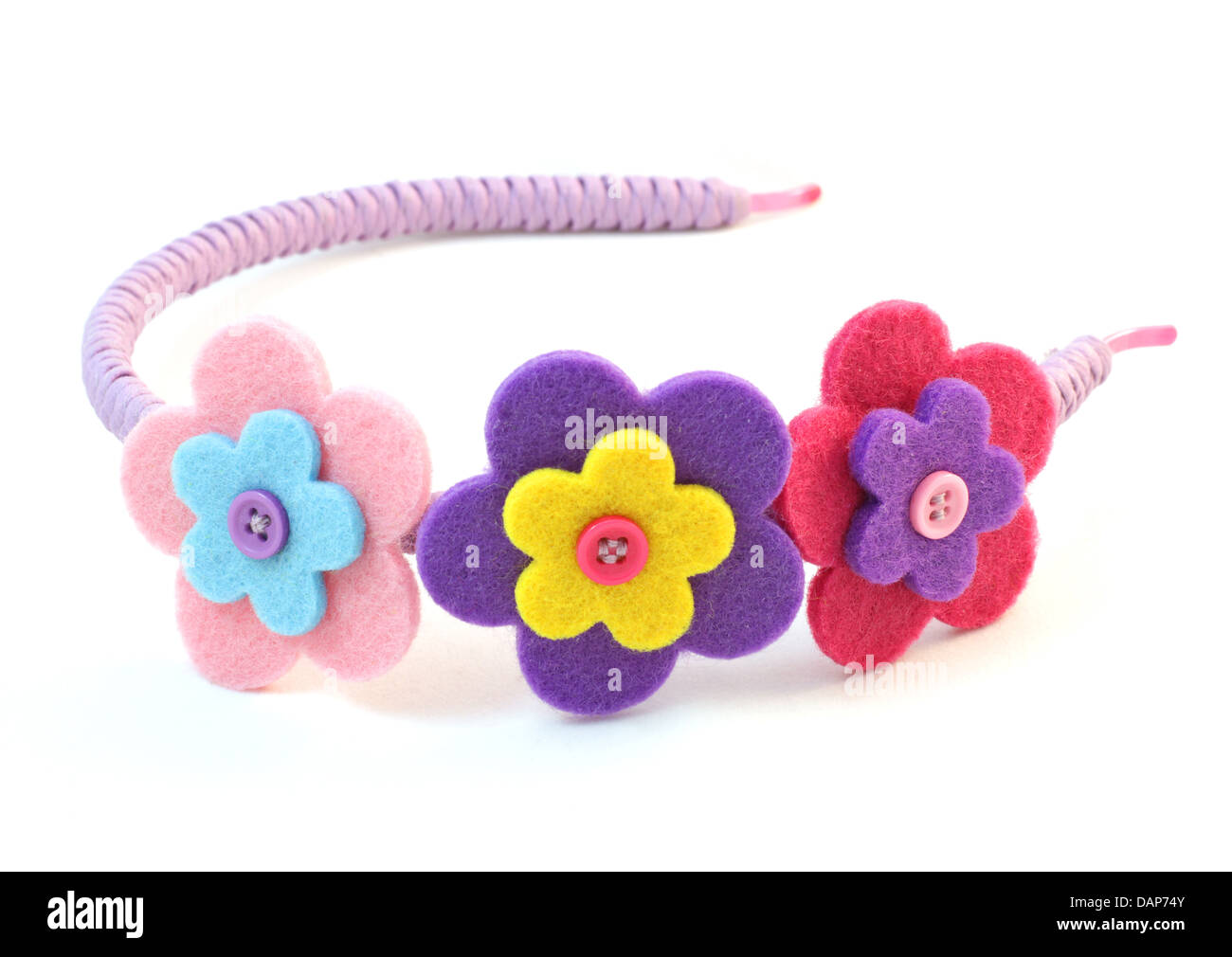 Lilac fascia per capelli con tre fiori di infeltrimento e pulsanti realizzati a mano su sfondo bianco Foto Stock