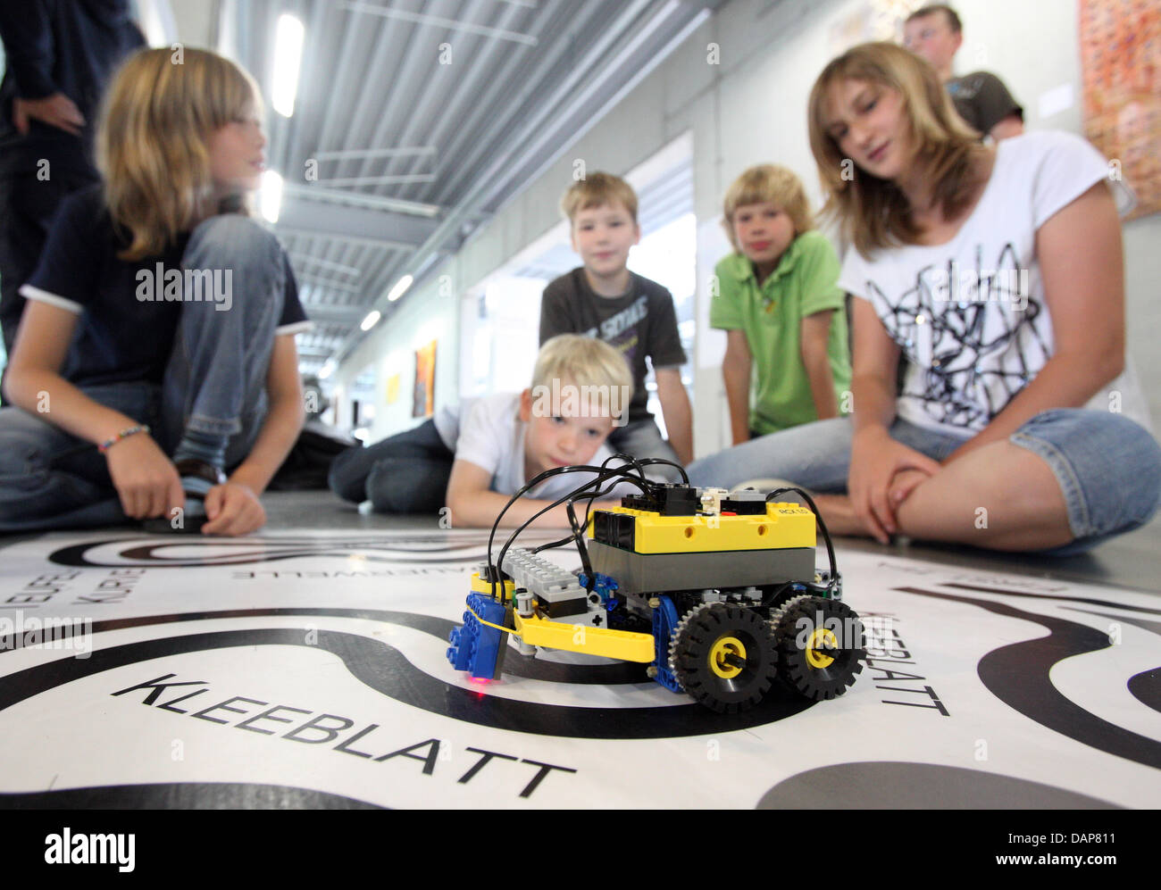 Bambini verificare la funzionalità del robot, fatta di mattoncini Lego e essendo pilotati dal computer in miniatura, alla 'Robotik-Camp' del museo Tuch + Technik in Neumuenster, Germania, 21 luglio 2011. Sotto la supervisione, bambini costruiti e provati Lego-Mindstorms-robot durante un periodo di cinque giorni programma robot presso i bambini Accademia per la tecnologia. Foto: Bodo segna Foto Stock