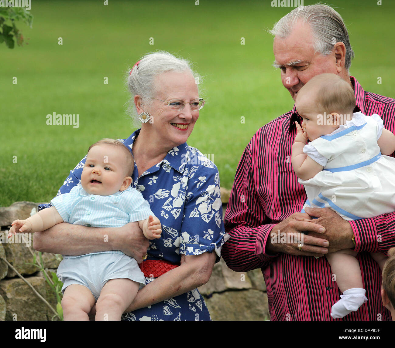 La famiglia reale danese membri Regina Margrethe con il Principe Vincent e principe consorte Henrik con la principessa Josephine pongono durante l annuale sessione fotografica presso Palazzo Graasten in Grasten, Danimarca, 1 agosto 2011. Foto: Albert Nieboer FUORI DEI PAESI BASSI Foto Stock