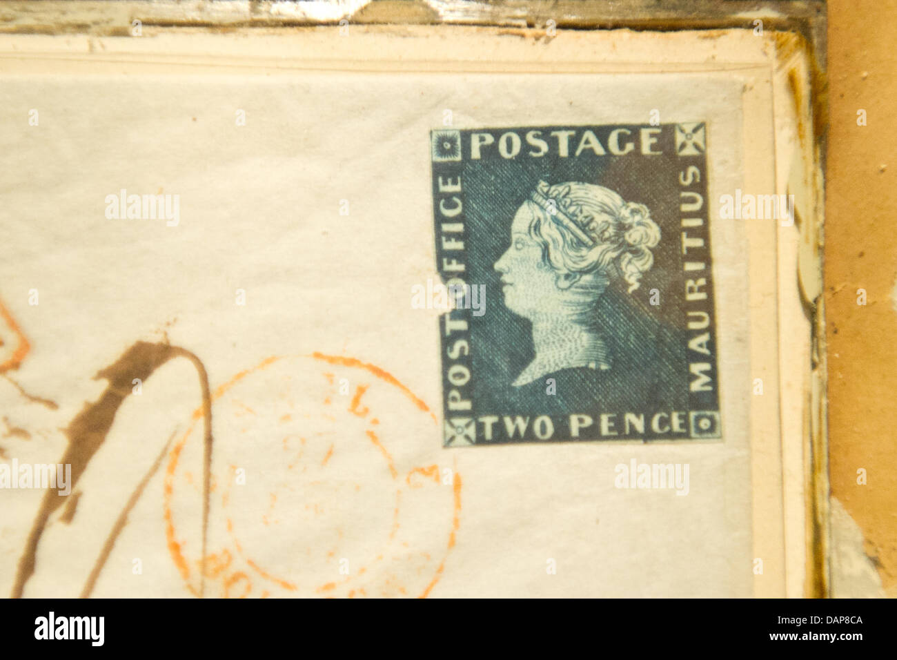 Il timbro di rara Blue Penny è raffigurato nella sala del tesoro del Museo della comunicazione di Berlino, Germania, 01 agosto 2011. Il museo si appresta a presentare due terzi dei rimanenti 27 francobolli di tutto il mondo dal 02 al 25 settembre 2011. Foto: Tobias Kleinschmidt Foto Stock