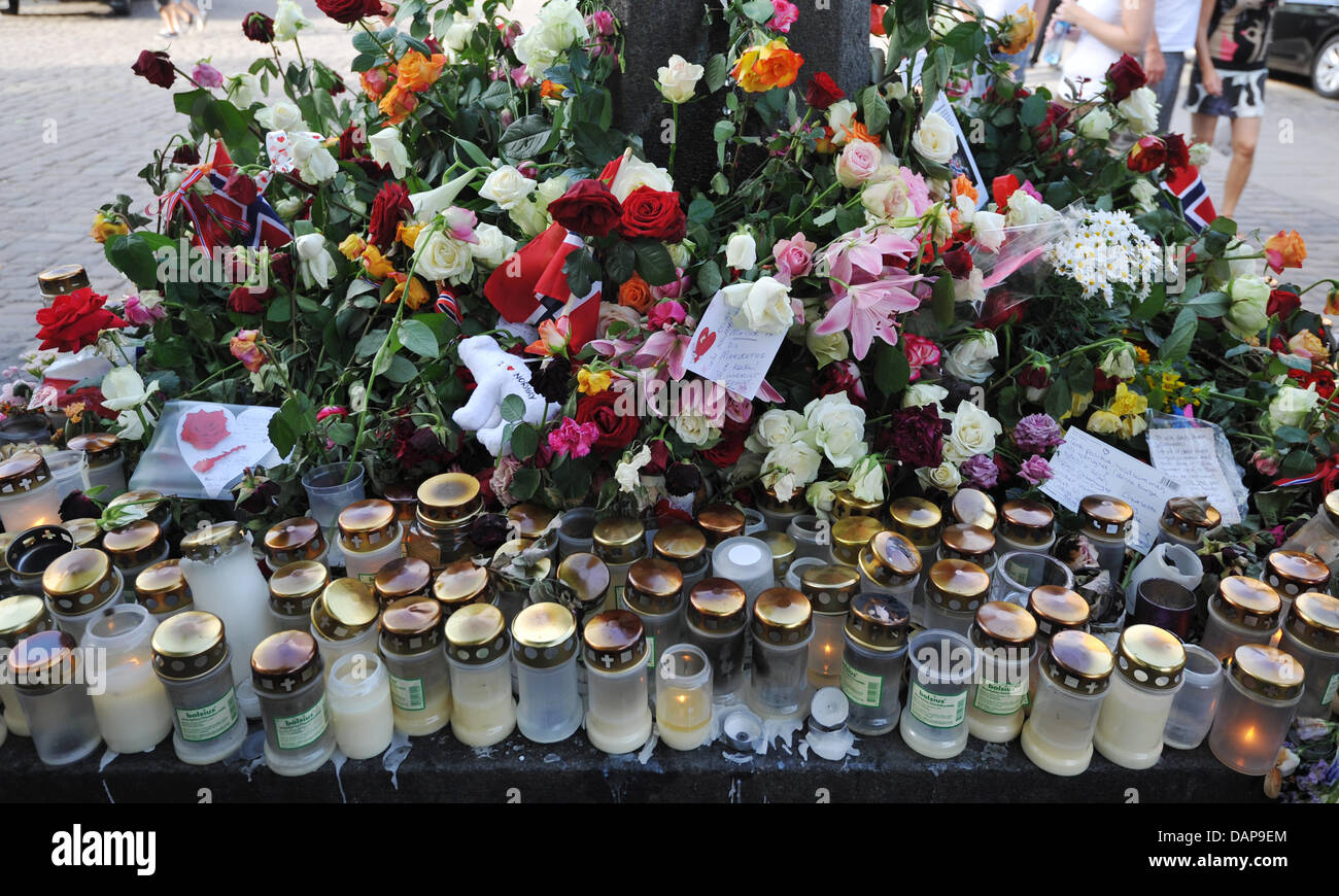 Persone commemorare le vittime dei recenti attentati in Norvegia con fiori e candele a Oslo, Norvegia, 03 agosto 2011. 77 persone sono morte durante gli attacchi il 22 luglio 2011 e otto delle vittime sono morte a causa di un auto bomba che andò via nel quartiere governativo di Oslo. Foto: Rainer Jensen Foto Stock