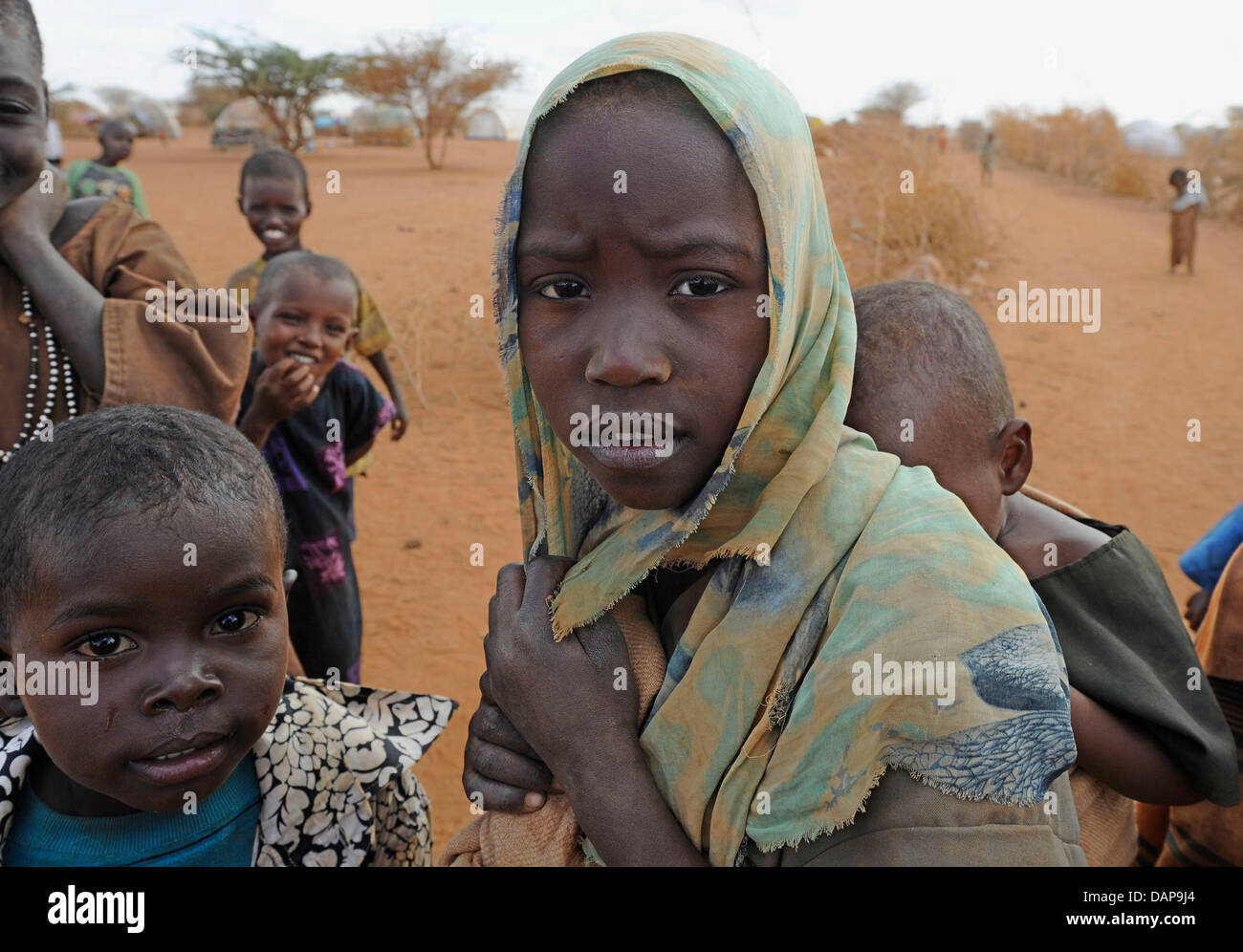 Bambini somali in attesa di ottenere un accesso a un serbatoio di acqua in un campo di rifugiati di Dadaab, Kenya 4 agosto 2011. Somalia e parti del Kenya è stata colpita da una delle peggiori le bozze e carestie in sei decenni, più di 350 000 profughi hanno trovato rifugio in mondi più grande campo di rifugiati. Foto: Boris Roessler Foto Stock
