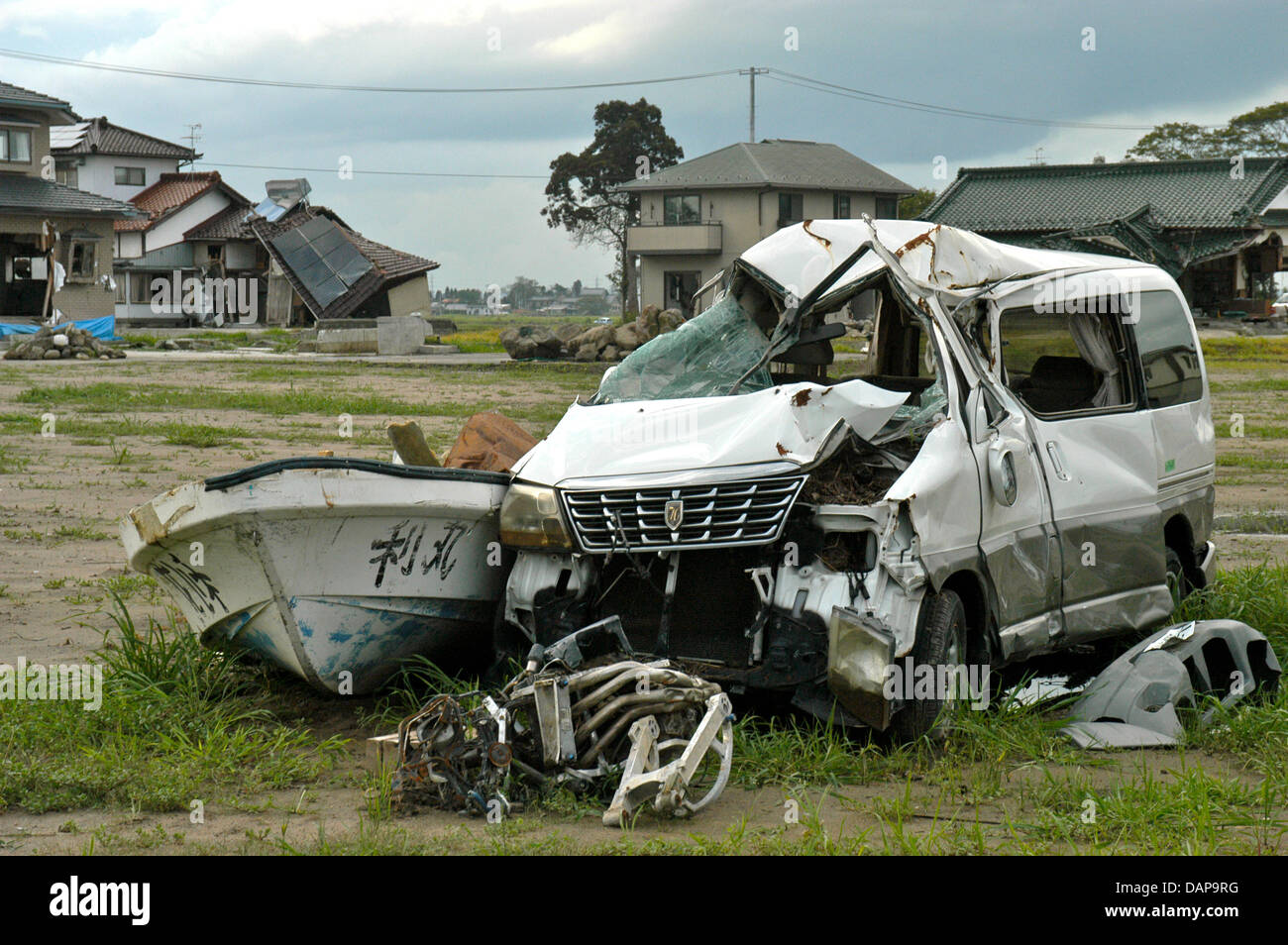 I detriti si trova sulla strada, cinque mesi dopo lo tsunami ha colpito la città di Sendai, Giappone, 2 agosto 2011. La che è stata la distruzione causata dal terremoto può ancora essere visto, ma la ricostruzione è sulla buona strada. Foto: Lars Nikolaysen Foto Stock