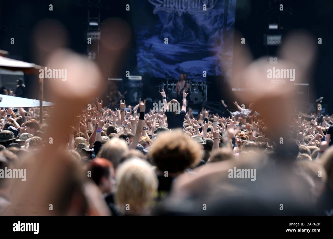 Metallo pesante fands stand sui motivi di open air festival di fronte a un gigantesco palco in Wacken, Germania, 05 agosto 2011. Più di 75.000 visitatori sono attesi al Wacke Open Air (WAO), il più grande del mondo di heavy metal festival. Foto: CARSTEN REHDER Foto Stock