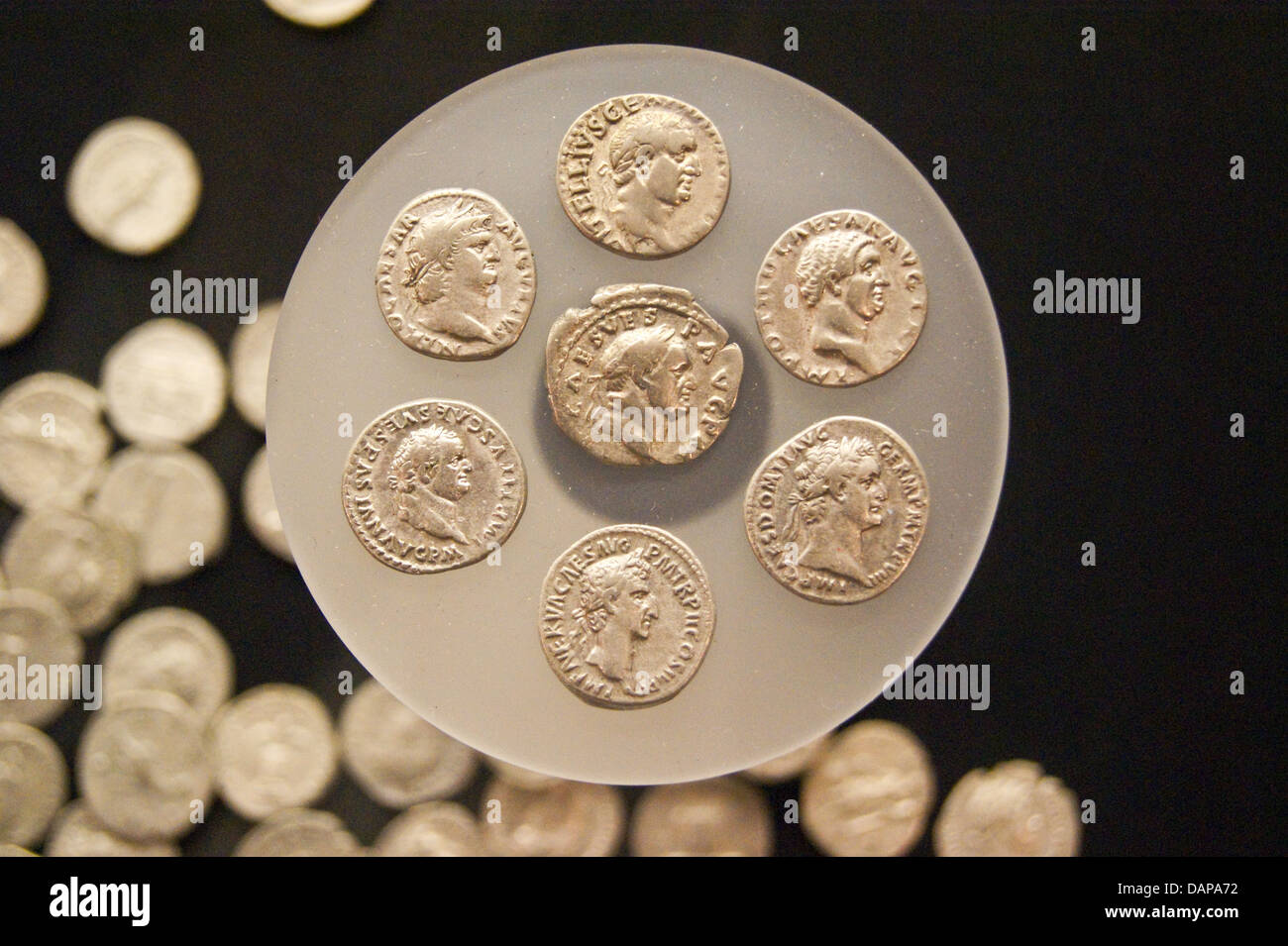 Le monete d'oro, aurei, di Nerva, Otho, Vitellius, Vespasiano e Tito e Domiziano a livello nazionale Legione Romana, Museo Caerleon, Galles Foto Stock