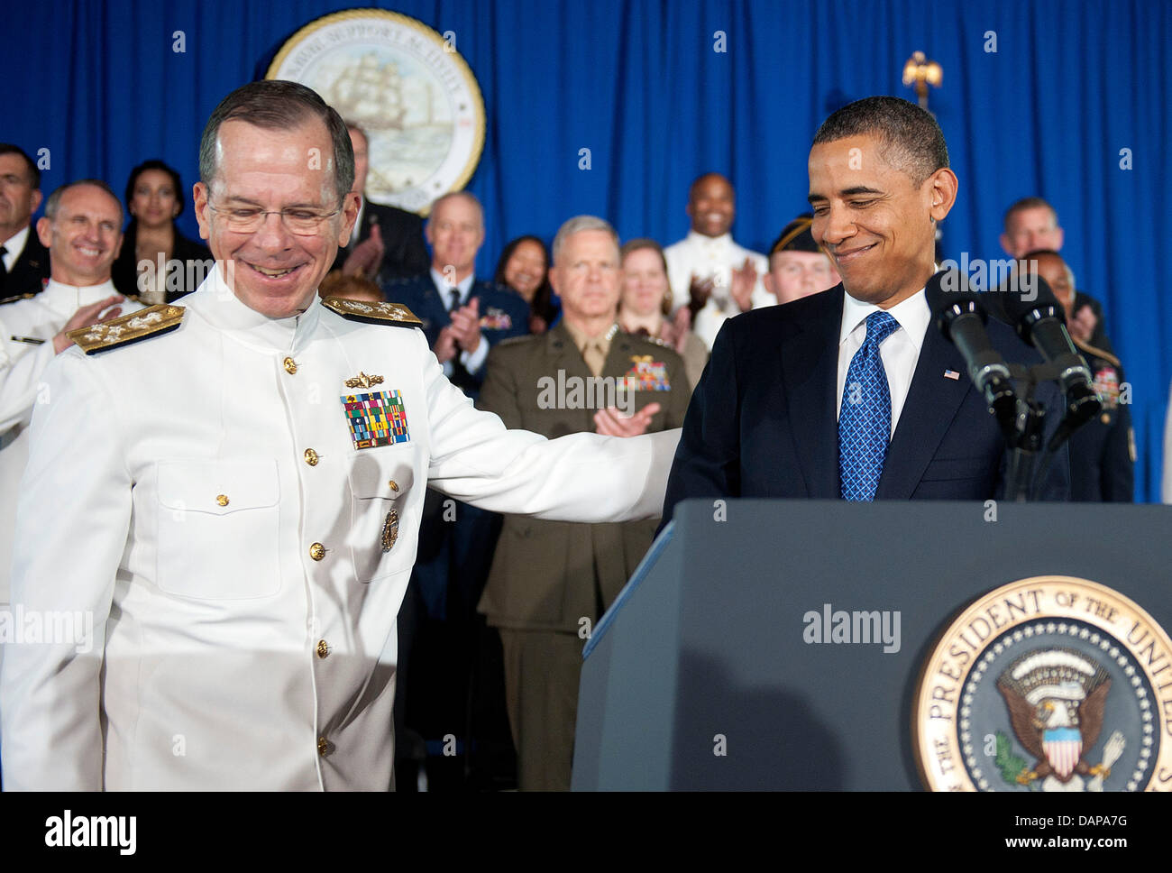 Presidente del Comune di capi di Stato Maggiore Ammiraglio Michael Mullen introduce il Presidente degli Stati Uniti Barack Obama prima di parlare degli sforzi compiuti dall'amministrazione per preparare la nazione veterani per la forza lavoro presso il Washington Navy Yard in Washington, DC, Venerdì, 5 agosto 2011. .Credito: Olivier Douliery / Pool via CNP Foto Stock