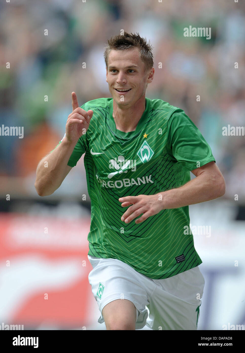 Brema è Markus Rosenberg celebrare la sua 1-0 obiettivo durante la Bundesliga partita contro FC Kaiserslautern presso lo Stadio Weser di Brema, Germania, 06 agosto 2011. Foto: Carmen Jaspersen Foto Stock