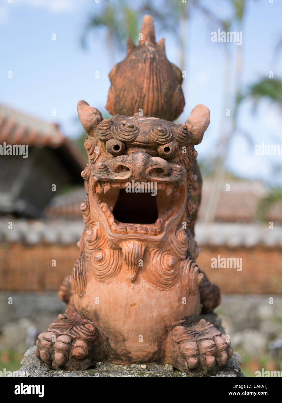 Shisa lion-dog statua ( un talismano locale ) Ryukyu Mura, villaggio storico, Okinawa, in Giappone Foto Stock
