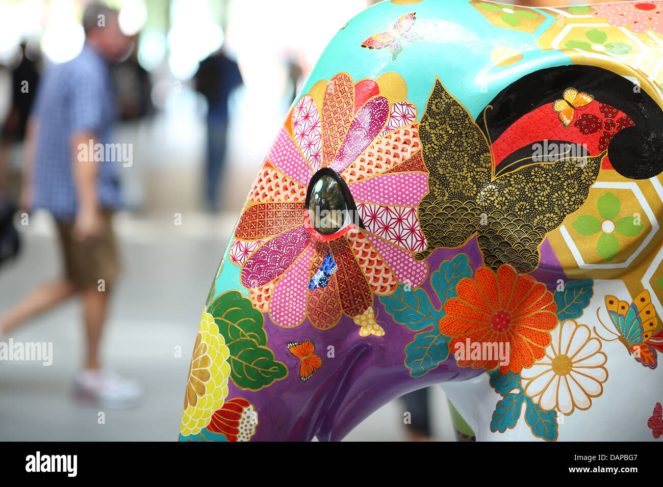 L'Elephant Parade arriva alla stazione di King Cross a Londra, luglio 2013. Un tour nazionale segue. Foto Stock