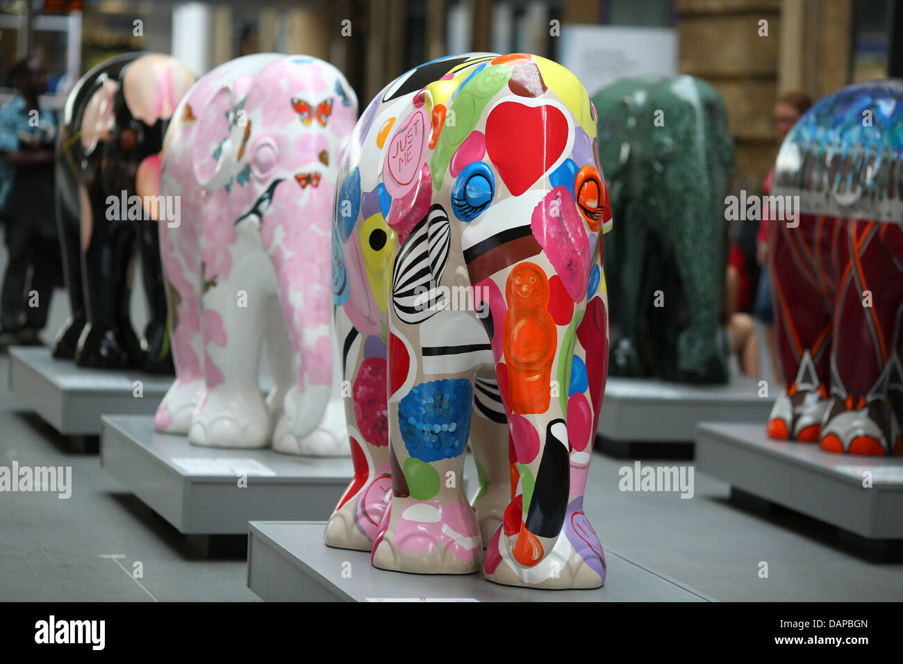 L'Elephant Parade arriva alla stazione di King Cross a Londra, luglio 2013. Un tour nazionale segue. Foto Stock