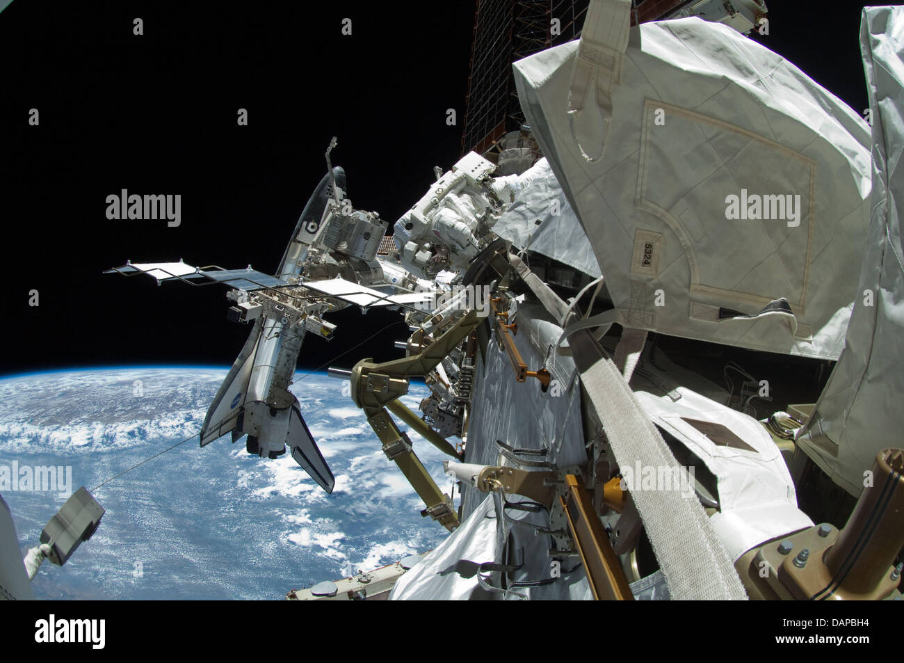 Una lente fish-eye attaccato a una macchina fotografica digitale è stata utilizzata per catturare questa immagine di astronauta della NASA Michael Fincke (centro superiore) durante la missione della quarta sessione della attività extravehicular (EVA) come costruzione e manutenzione continuare sulla Stazione spaziale internazionale. Durante il periodo di sette ore, 24-minute spacewalk, Fincke e astronauta Greg Chamitoff (al di fuori del frame), entrambi STS-1 Foto Stock