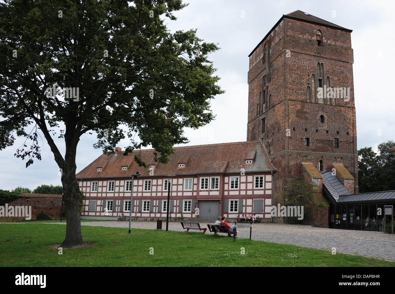 Il cortile del museo per trenta anni di guerra (1618-1648) con il vecchio Vescovo Castello è raffigurato nella Wittstock/Dosse, Germania, 28 luglio 2011. La vita sotto condizioni di guerra è esposto e spiegato su sette piani. Le esperienze dei cittadini civili stanno al cuore della mostra. In fine, il visitatore si trova di fronte agli eventi che hanno avuto luogo durante la Wittstock f Foto Stock