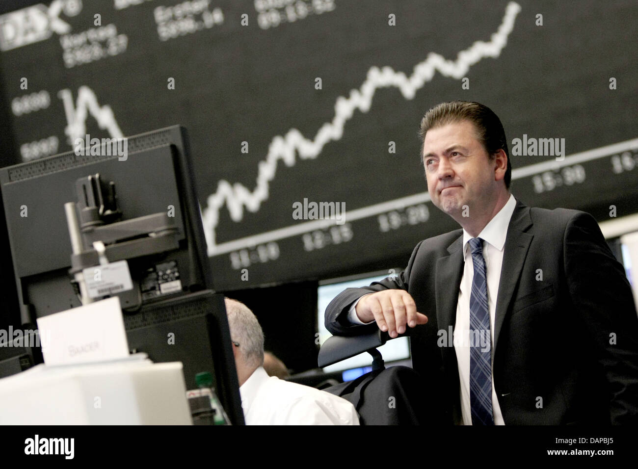 L'esperto di finanza Robert Halver guarda il grafico dell'indice tedesco  Dax su una pensione presso la borsa di Francoforte, Germania, 9 agosto  2011. Il crash continua: Dopo un breve sollievo l indice