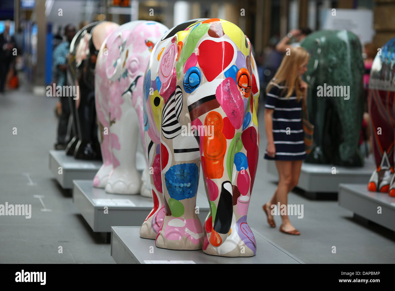 L'Elephant Parade arriva alla stazione di King Cross a Londra, luglio 2013. Un tour nazionale segue. Foto Stock