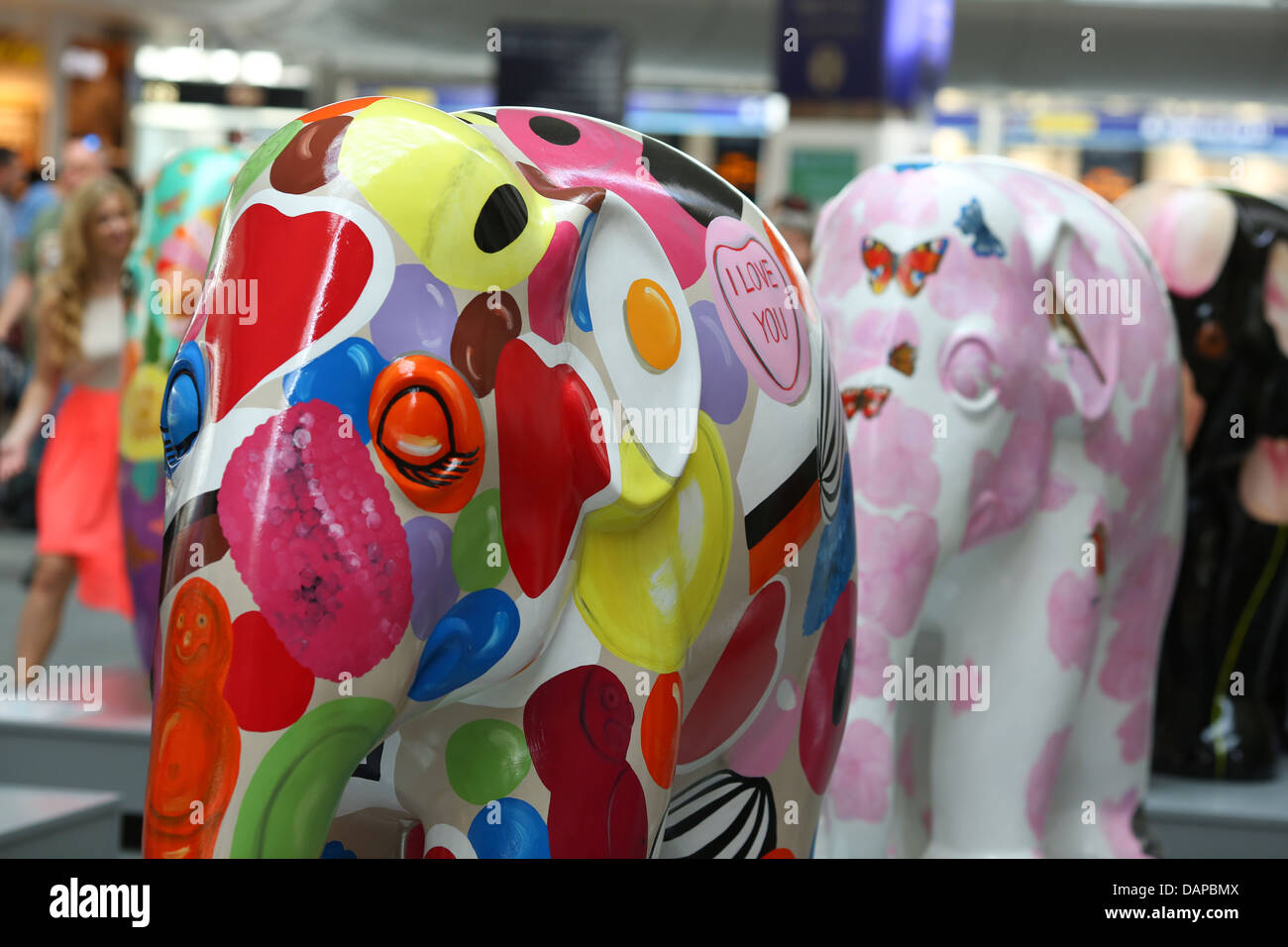 L'Elephant Parade arriva alla stazione di King Cross a Londra, luglio 2013. Un tour nazionale segue. Foto Stock