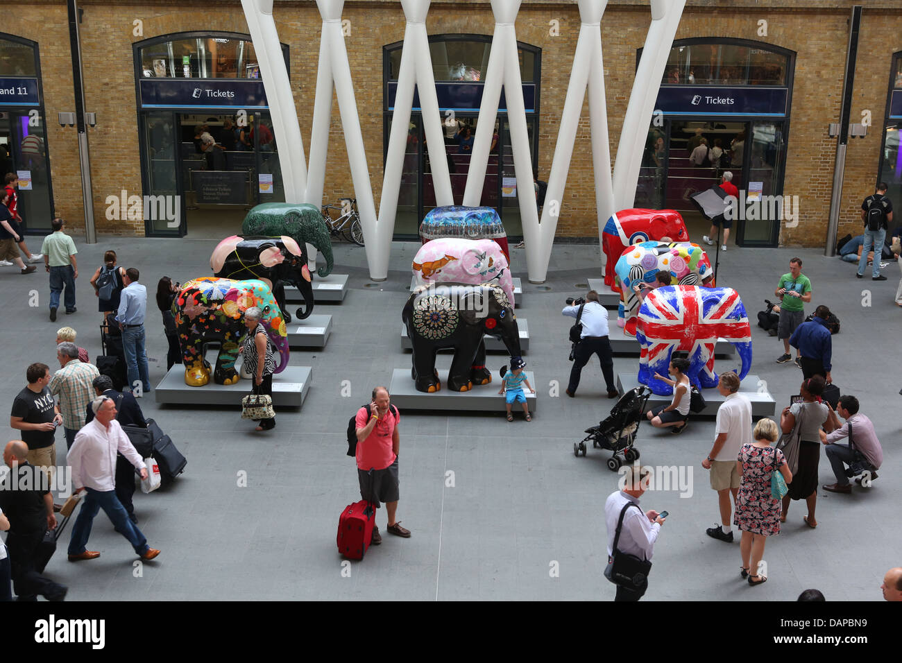 L'Elephant Parade arriva alla stazione di King Cross a Londra, luglio 2013. Un tour nazionale segue. Foto Stock