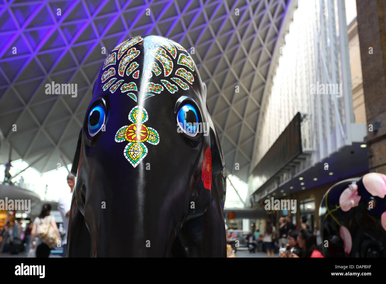L'Elephant Parade arriva alla stazione di King Cross a Londra, luglio 2013. Un tour nazionale segue. Foto Stock