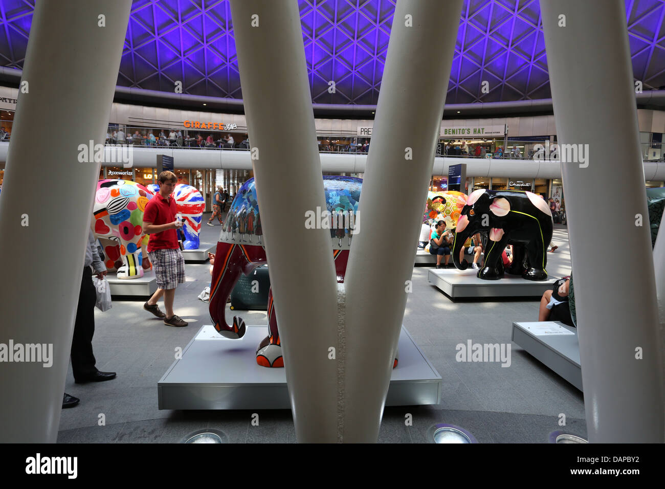 L'Elephant Parade arriva alla stazione di King Cross a Londra, luglio 2013. Un tour nazionale segue. Foto Stock