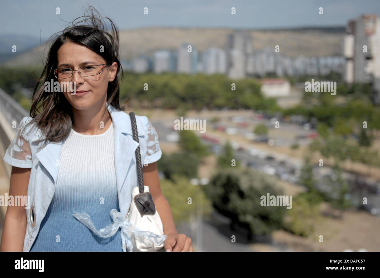 Attivista croata e la presidentessa di 'mans', Vanja Calovic, posa per una foto in Podgorica, Montenegro, 10 agosto 2011. 'Mans' è una organizzazione non governativa (ONG) che mira a lottare contro la corruzione e la criminalità organizzata in Montenegro. Foto: Annibale Foto Stock