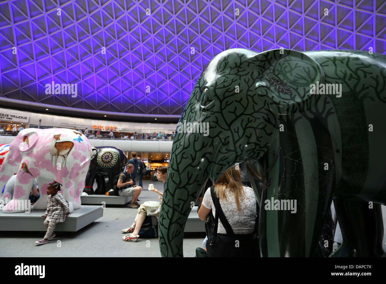 L'Elephant Parade arriva alla stazione di King Cross a Londra, luglio 2013. Un tour nazionale segue. Foto Stock