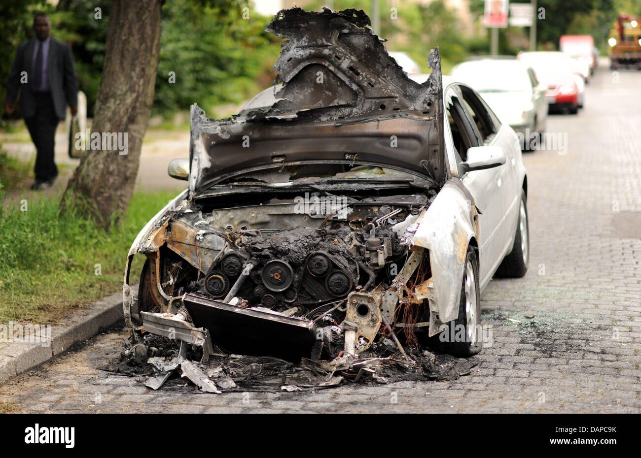 Il relitto di un bruciato auto è raffigurato nel distretto di Zehlendorf a Berlino, Germania, 11 agosto 2011. Nove vetture nei distretti di Zehlendorf e Steglitz erano state incendiate durante la notte. La polizia sta attualmente esaminando se l'incendio doloso attacchi sono motivati politicamente. Foto: Maurizio Gambarini Foto Stock