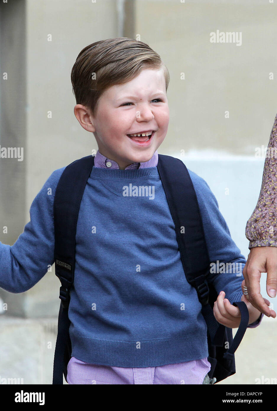 Il principe danese Christian visto al Castello di Amalienborg a lasciare per il suo primo giorno di scuola in classe 0 a Tranegaardsskolen in Hellerup, fuori da Copenhagen, 12 agosto 2011. Il principe cristiano al di fuori con i suoi genitori il principe ereditario Frederik e la Principessa Maria prima della partenza per la scuola. Foto: Albert Nieboer FUORI DEI PAESI BASSI Foto Stock