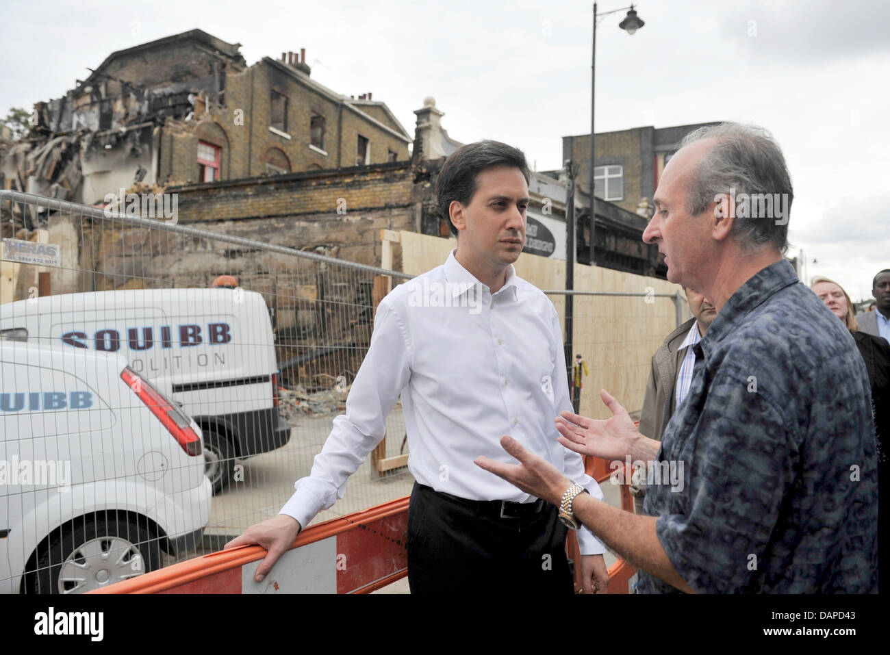 Leader laburista Ed Miliband (L) parla di un uomo di fronte a un bruciò fuori casa in Tottenham, Londra, Gran Bretagna, 12 agosto 2011. Sette giorni dopo il violento tumulti avviato in Tottenham, Londra sembra ritrovare la calma. Foto: Marius Becker dpa Foto Stock