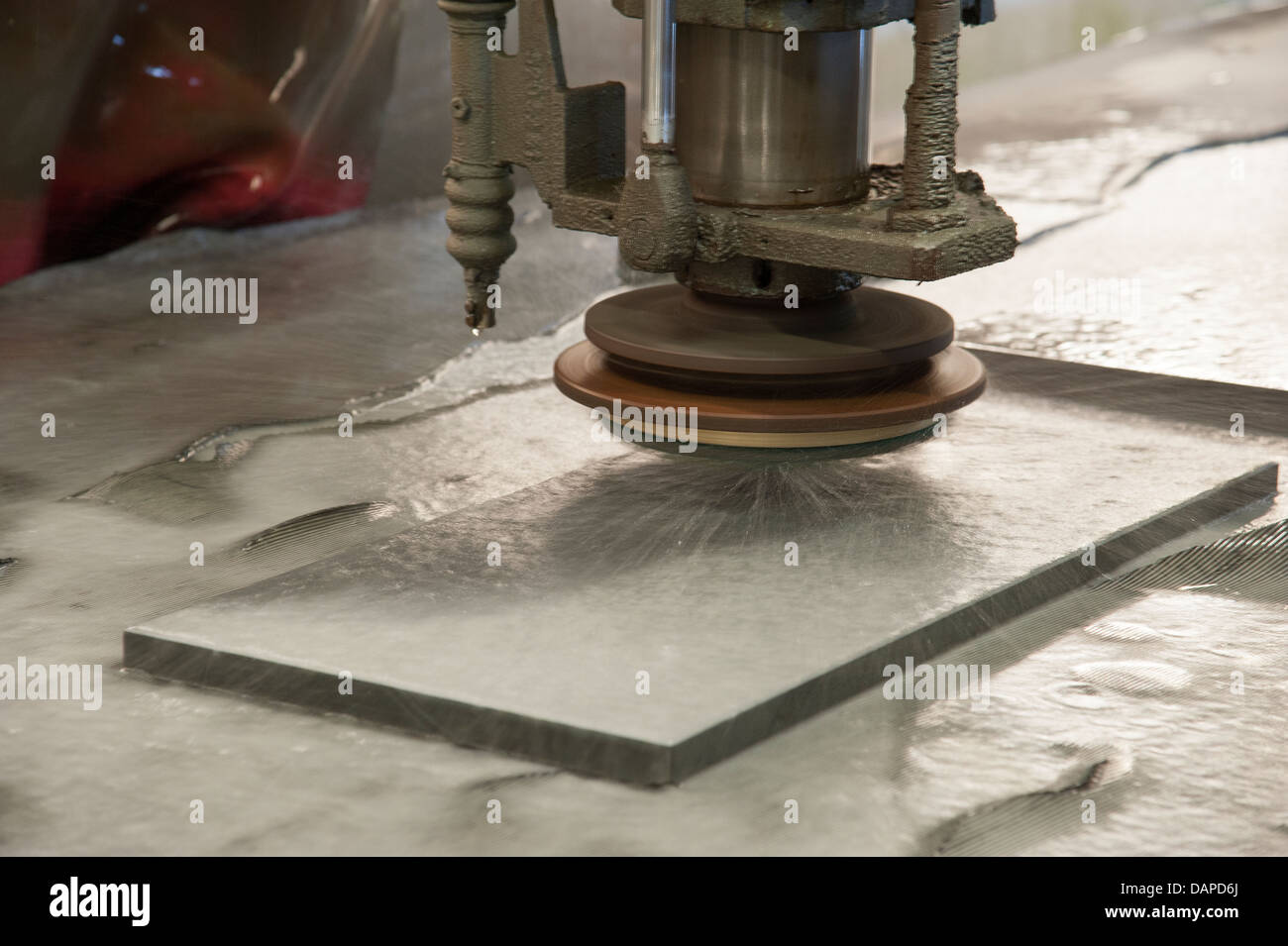 Delabole cava di ardesia Cornwall Regno Unito la lucidatura di un pezzo di ardesia Foto Stock