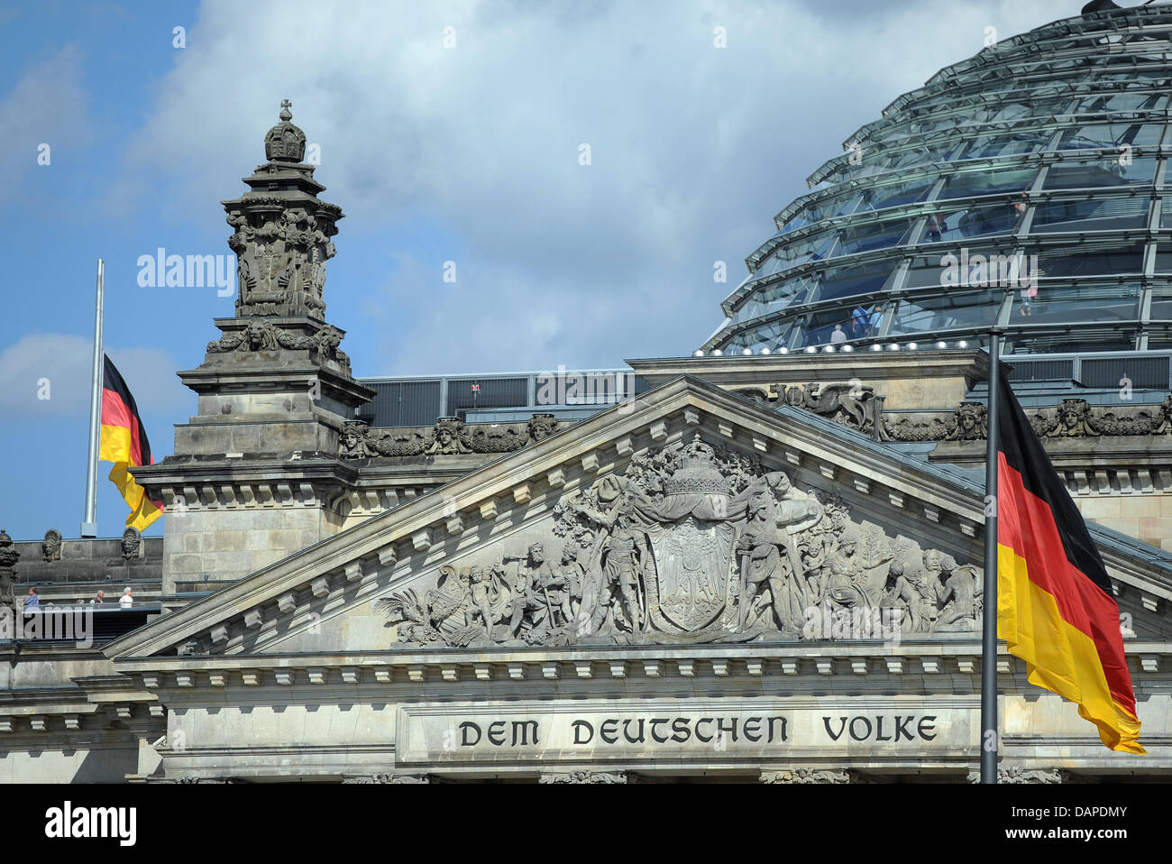 Die Flaggen hängen am Samstag (13.08.2011) am Reichstag di Berlino auf Halbmast. Anlässlich der Teilung berlinese 50 vor Jahren, am 13. Agosto 1961 wird an die Opfer von Mauer und Teilung erinnert. Foto: Britta Pedersen dpa/lbn +++(c) dpa - Bildfunk+++ Foto Stock