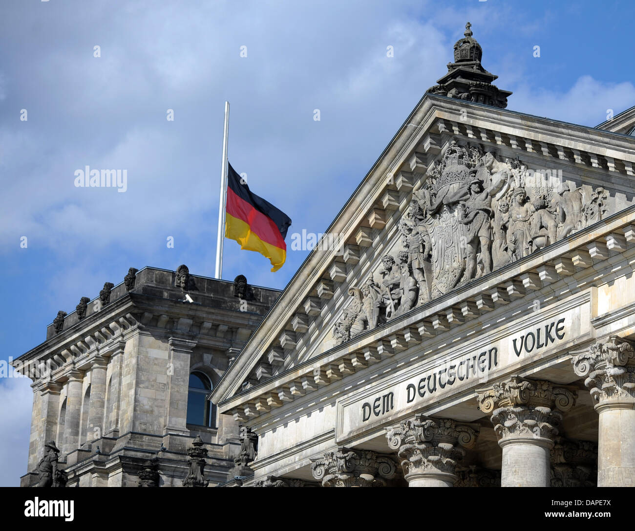 Le bandiere sulla parte superiore del Reichstag a Berlino sono appesi metà montante, Germania, 13 agosto 2011. Germania commemora le vittime della parete in occasione del cinquantesimo anniversario della costruzione del muro di Berlino che ha avuto luogo il 13 agosto 1961. Foto: Britta Pedersen Foto Stock