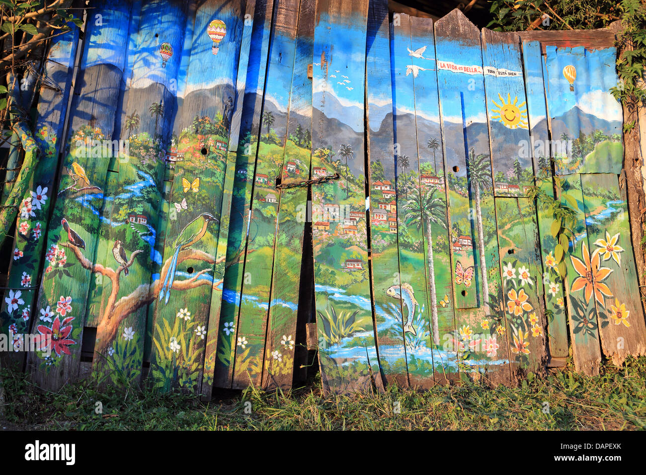 Pittura murale sul recinto raffigurante il Salento e la valle Cocora. Foto Stock