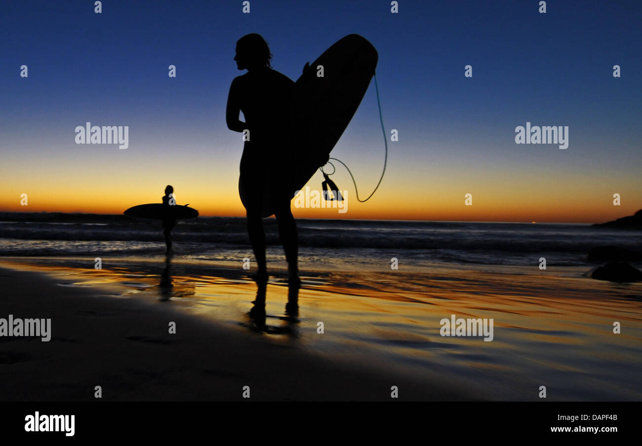 Surfers Godetevi il tramonto a Llandudno Beach a Cape Town, Sud Africa, 17 agosto 2011. Africa del sud della costa è di circa 2.700 chilometri di lunghezza e offre magnifiche spiagge. Foto: Ralf Hirschberger Foto Stock