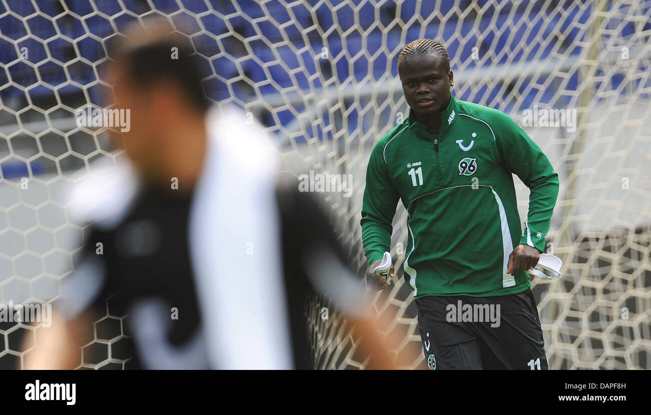 Ya Konan, giocatore della Bundesliga club di Calcio Hannover 96, le pratiche presso il AWD Arena di Hannover, Germania, 17 agosto 2011. Hannover 96 facce FC Sevilla il 18 agosto 2011 e desidera con esso a fare una buona partenza per la UEFA Europa League group stage. Foto: Julian Stratenschulte Foto Stock