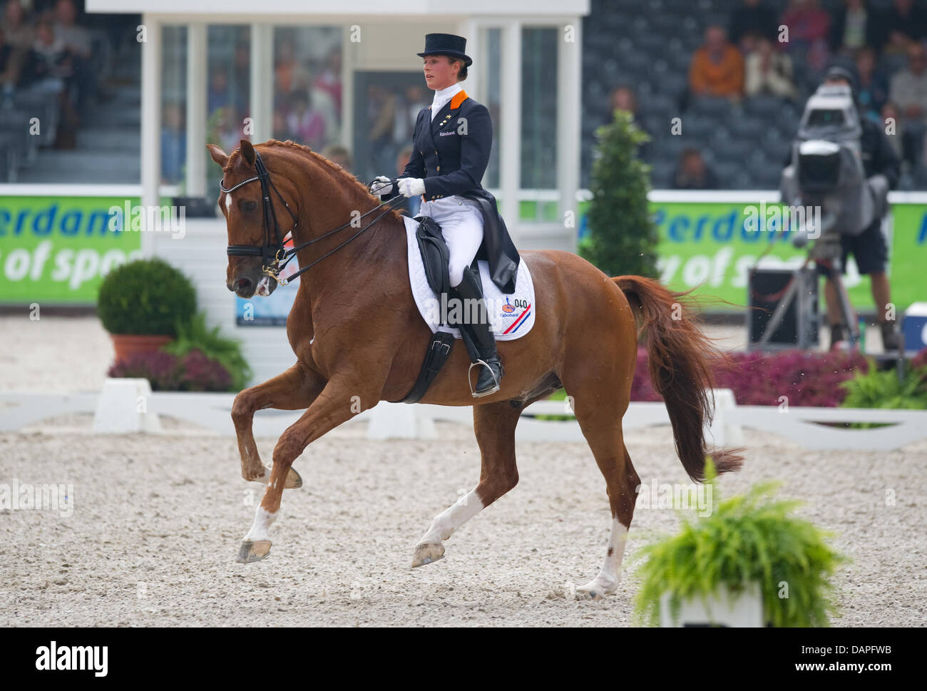 Die niederländische Dressurreiterin Adelinde Cornelissen reitet ihr Pferd Jerich Parzival am Donnerstag (18.08.2011) di Rotterdam während des Teamwettbewerbs bei den Europameisterschaften der Dressurreiter. Die Niederlande belegte den dritten Platz. Foto: Uwe Anspach dpa Foto Stock