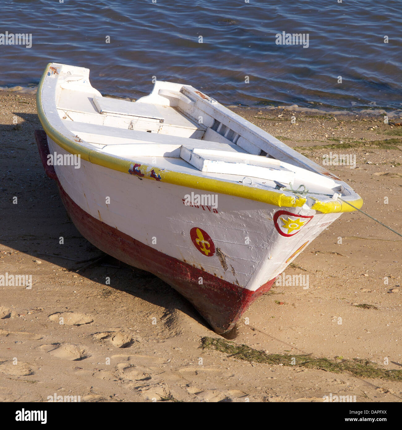 Piccola barca portoghese nel Ria Formosa area a bassa marea, Cabanas de Tavira, Algarve, PORTOGALLO Foto Stock