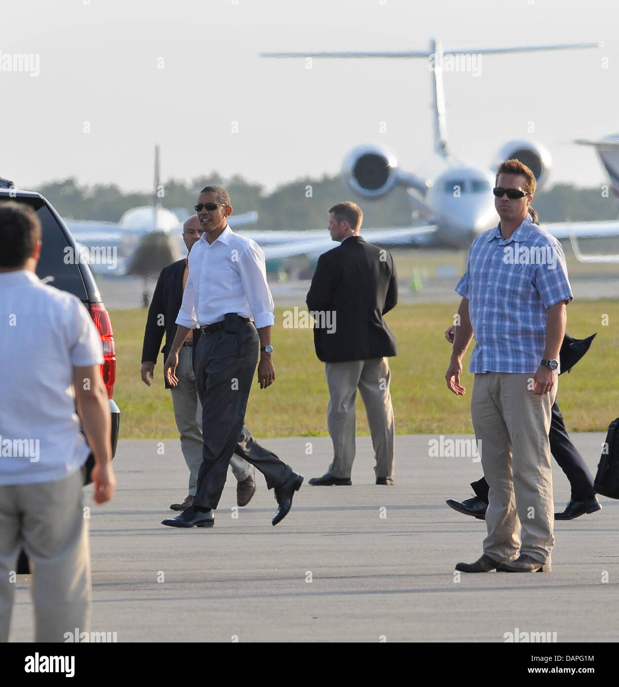 Il Presidente degli Stati Uniti Barack Obama arriva per la sua vacanza estiva a Martha's Vineyard Airport in West Tisbury, ma il 18 agosto 2011. Foto: Rick Friedman / Pool via CNP Foto Stock