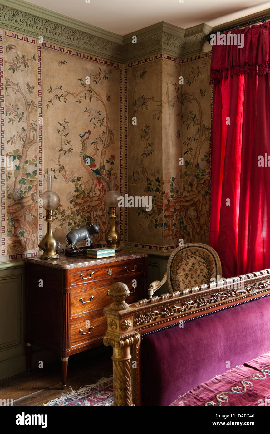 Carta di riso cinese dipinte di pannelli di parete in camera da letto con  letto dorato e il XVIII secolo copriletto di velluto ricamato con filo d'oro  Foto stock - Alamy