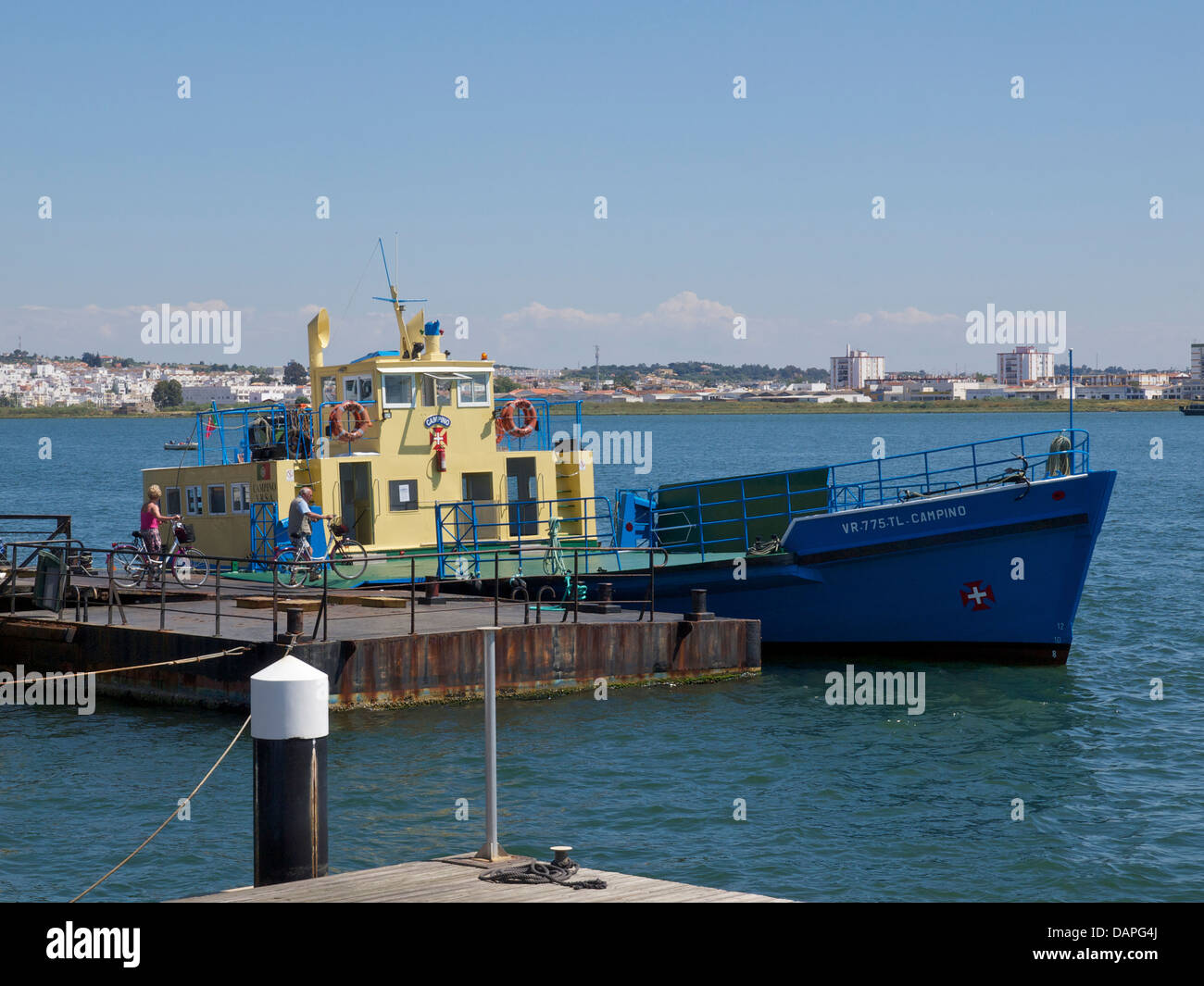 Il traghetto dal Portogallo verso la Spagna attraverso il Rio Guadiana, con Ayamonte visibile attraverso l'acqua Foto Stock