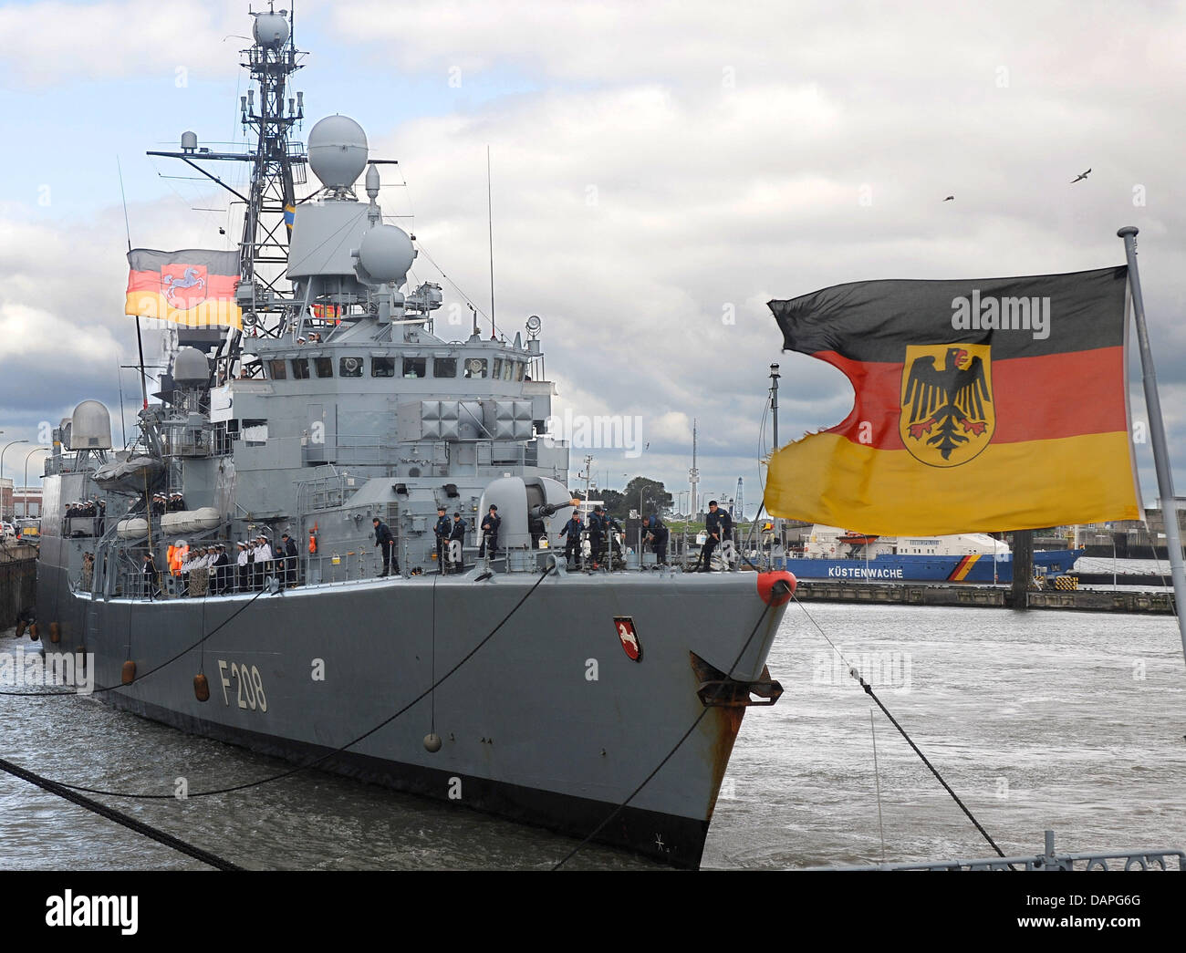 La fregata "Niedersachsen" della Marina Militare Tedesca ancore presso la base navale di Wilhelmshaven, Germania, 19 agosto 2011. Il tedesco della nave da guerra ritorna dal Corno d'Africa dopo sei mesi di partecipazione al anti pirata missione "Atlanta" che è portato dall'UE. Foto: Ingo Wagner Foto Stock