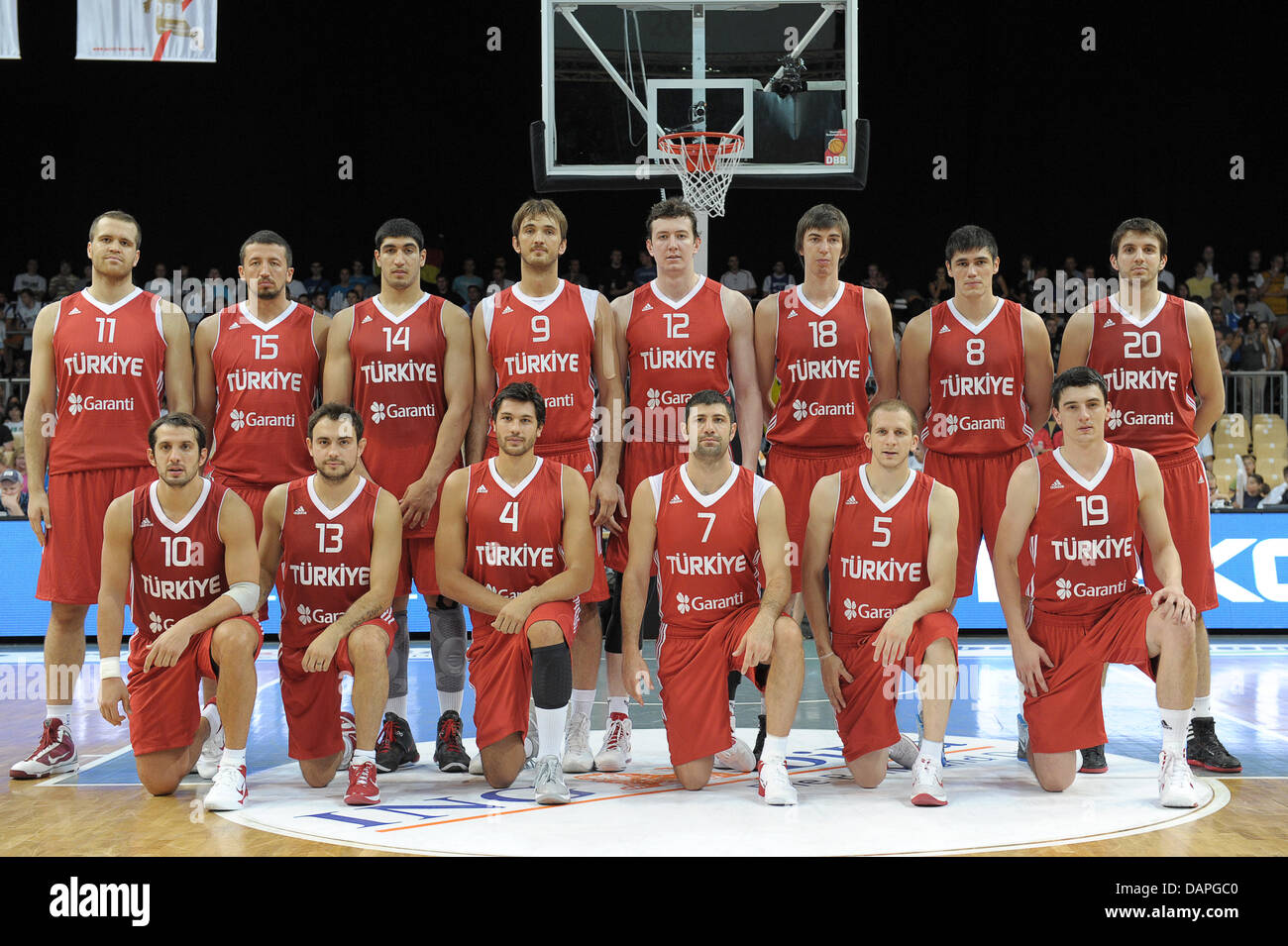 La Turkish National Basketball team - (back-L-R) Oguz Savas, Hidayet Tuerkoglu, Enes Kanter, Semih Erden, Oemer Asik, Tuerkyilmaz Izzet, Ersan Ilyasova, Furkan Aldemir; (ANTERIORE L-R) Kerem Tunceri, Mittente Arslan, Cenk Akyol, Oemer Onan, Sinan Gueler, Emir Preldzic - pone prima del basket Supercoppa DBB 2011 corrispondono in Grecia contro la Turchia a Stechert Arena di Bamberg, Germania, 19 agost Foto Stock