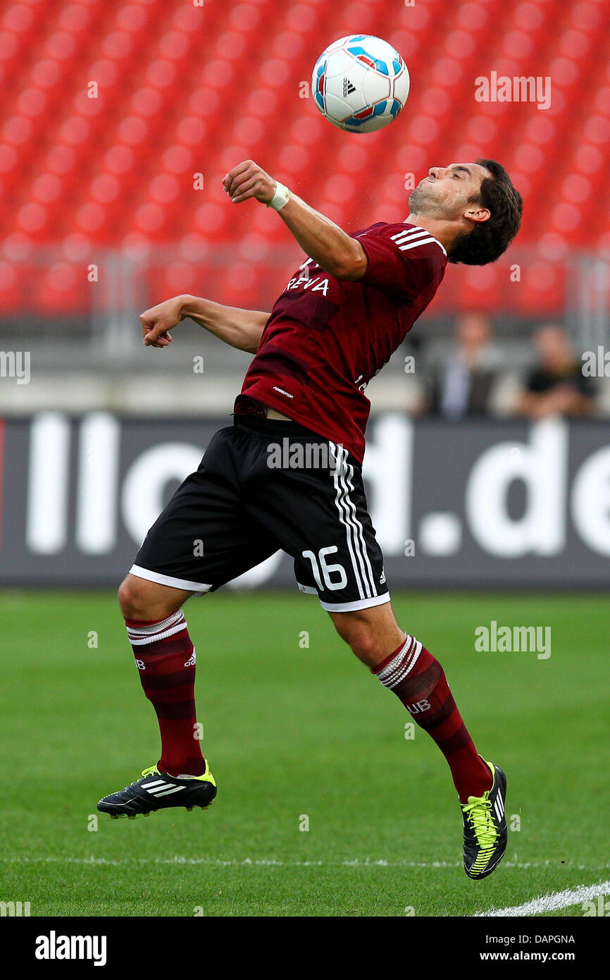 Nurember lettore del Juri Judt equilibra la sfera durante il soccer test match tra 1FC Norimberga e Fenerbahce Istanbul alla easyCredit Stadion di Norimberga, Germania, 16 agosto 2011. Foto: Revierphoto Foto Stock