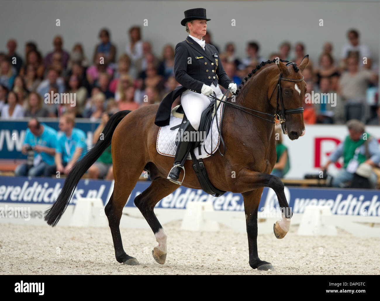 La Germania Isabell Werth esegue sul suo cavallo El Santo al gran premio speciale al Parlamento Dressage campionato a Rotterdam, Paesi Bassi, 20 agosto 2011. Cornelissen è venuto in primo luogo. Foto: UWE ANSPACH Foto Stock