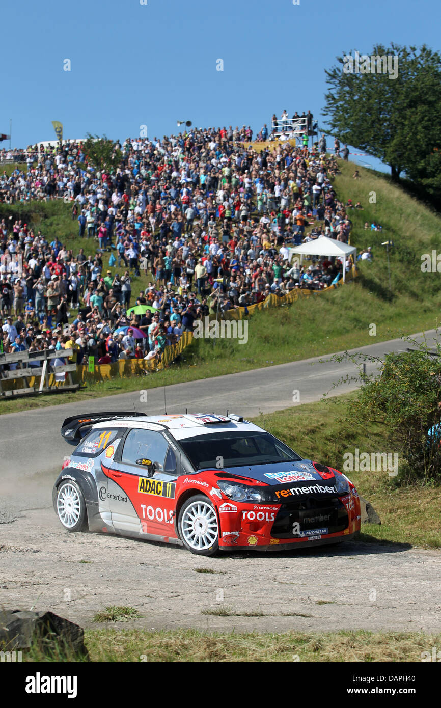 Il driver norvegese Petter Solberg e il suo British co-pilota Chris Patterson velocità nel loro Citroën racing auto lungo la pista durante il tempo trail per l'ADAC Rally Deutschland sull'addestramento militare in terra Baumholder, Germania, 20 agosto 2011. L'ADAC Rally Deutschland è la gara di qualificazione per il World Rally Championship. Foto: Thomas Frey Foto Stock