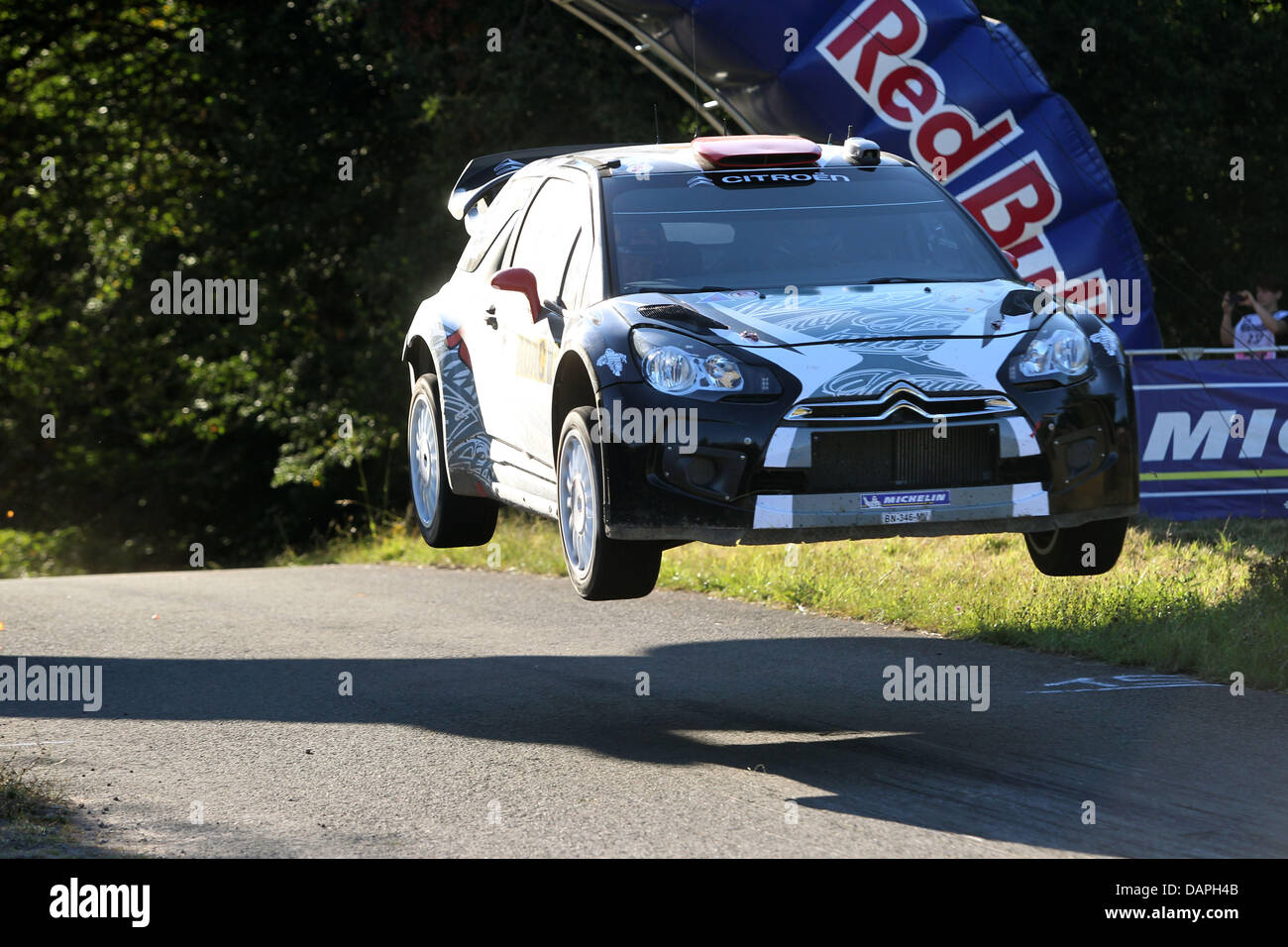 Pilota finlandese Kimi Raikkonen e la sua finlandese di co-pilota Kaj Lindstrom velocità nel loro Citroen Racing auto lungo la pista durante il tempo trail per l'ADAC Rally Deutschland sulla ex militare di allenamento in Baumholder, Germania, 20 agosto 2011. L'ADAC Rally Deutschland è la gara di qualificazione per il World Rally Championship. Foto: Thomas Frey Foto Stock