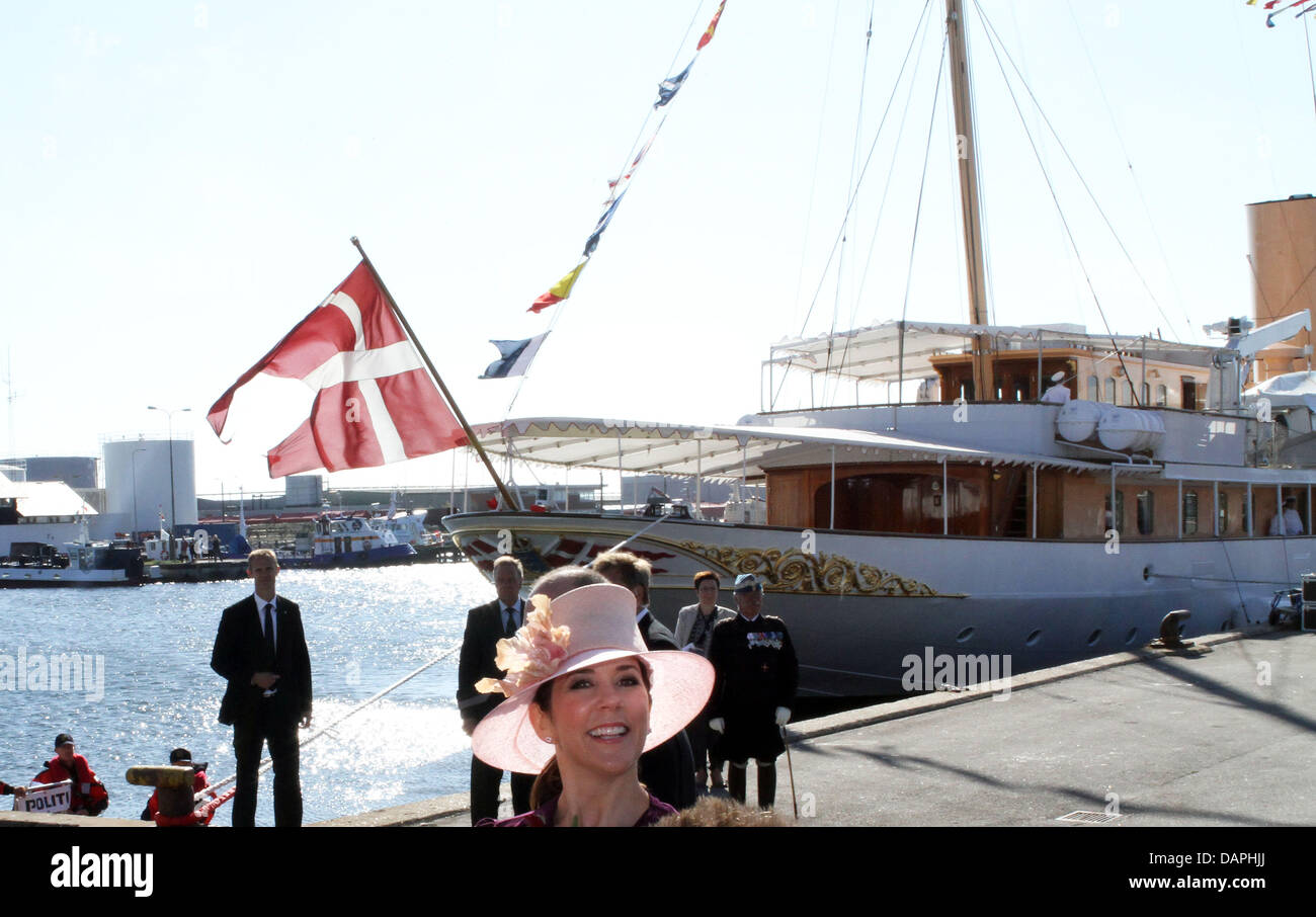 Danish Crown Princess Maria arriva a Skagen, Danimarca, durante il tour estivo del principe ereditario di famiglia con il royal yacht Dannebrog (fondo), 22 agosto 2011. Foto: Albert Nieboer FUORI DEI PAESI BASSI Foto Stock